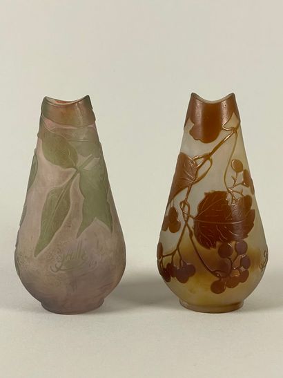TRAVAIL FRANÇAIS.
Deux petits vases à col...