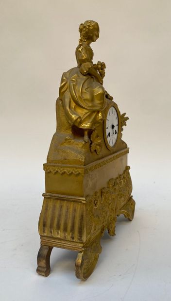 Pendule en régule doré à décor d'une femme...