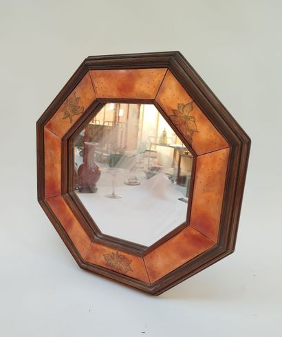 M. LARY.
Miroir octogonal.
Bois et métal...