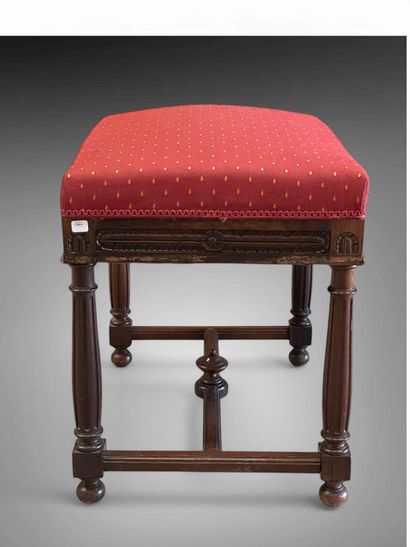 Tabouret en bois naturel, les pieds réunis...