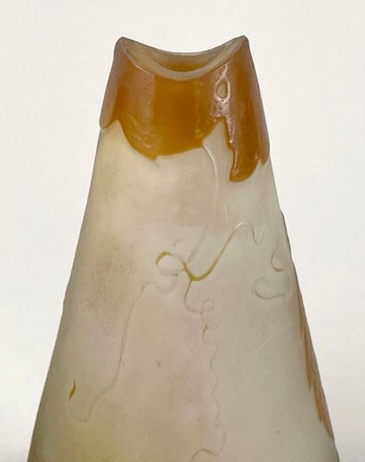 TRAVAIL FRANÇAIS.
Deux petits vases à col...