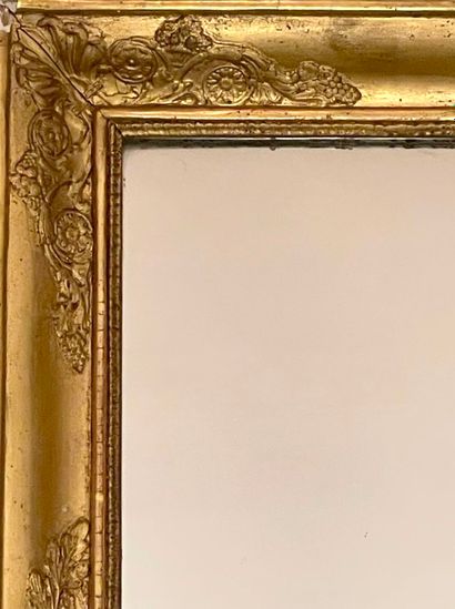 Miroir en bois doré à décor en relief de...