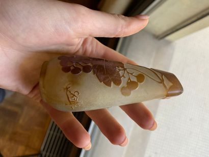 TRAVAIL FRANÇAIS.
Deux petits vases à col...