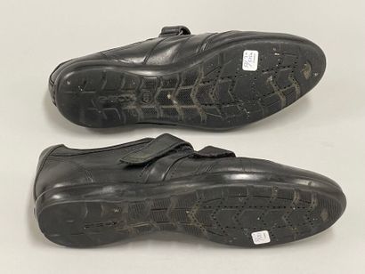 GEOX.
Paire de chaussures en cuir noir, semelles...