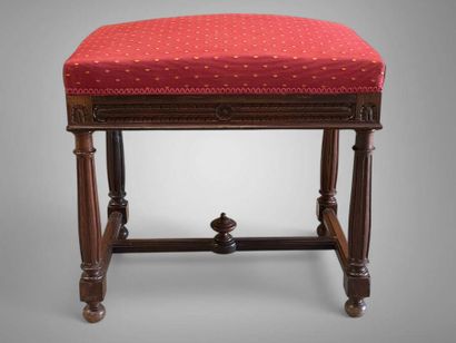 Tabouret en bois naturel, les pieds réunis...