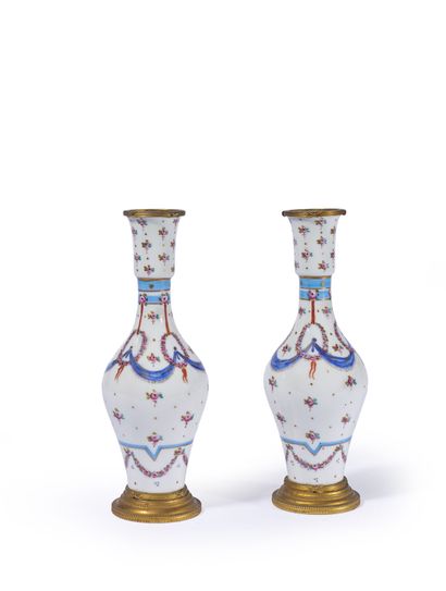 Dans le goût de Sèvres.
Paire de petits vases...