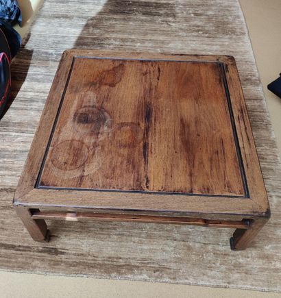 Réunion de deux tables basses en bois exotique.
Probablement...