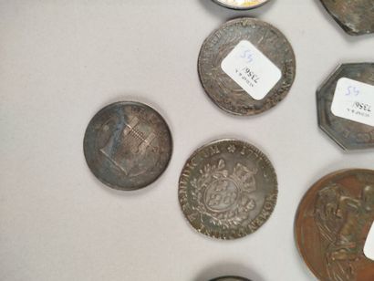 Réunion de médailles en bronze argenté et...