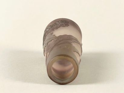 TRAVAIL FRANÇAIS.
Petit vase conique en verre...