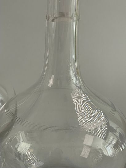 Réunion de cinq carafes en verre ou cristal,...