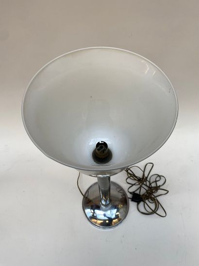 Lampe en métal chromé et opaline blanche.
Style...