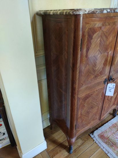Petite armoire en placage à décor de frisage,...