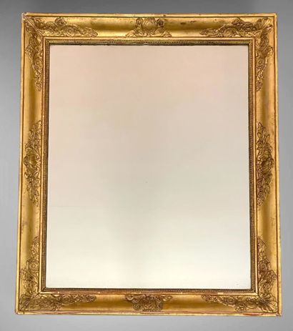 Miroir en bois doré à décor en relief de...