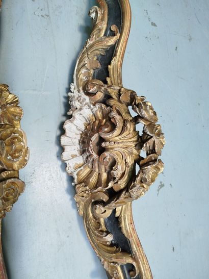 Paire de cantonnières en bois sculpté, laqué...