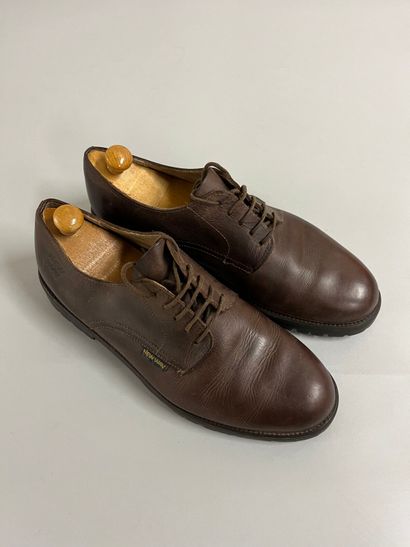 NEW WAY.
Paire de derbies en cuir marron,...