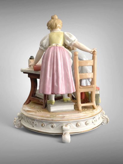 La leçon.
Groupe en porcelaine polychrome...