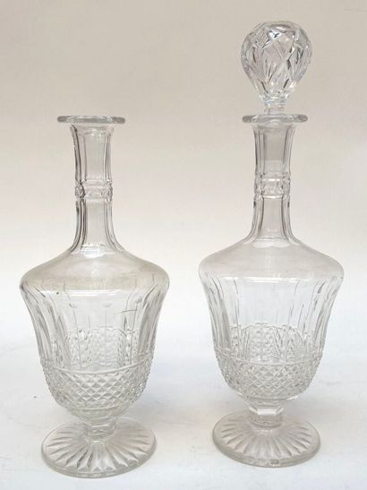 Deux carafes en cristal ou demi-cristal à...