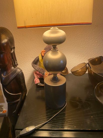 Lampe de table en acier brossé à fût balustre.
Travail...