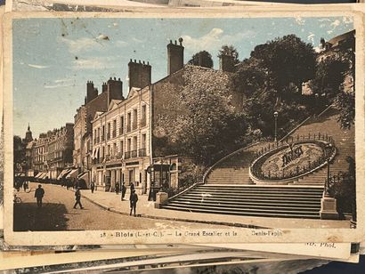 Environ cent-quatre-vingt dix cartes postales,...