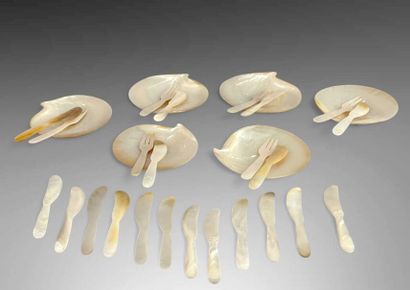 Six coupelles tripodes en nacre et lot de...