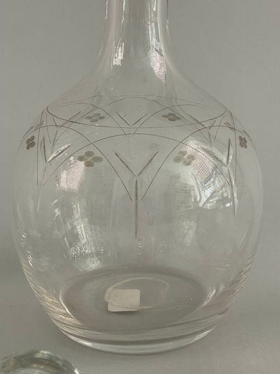 Réunion de cinq carafes en verre ou cristal,...