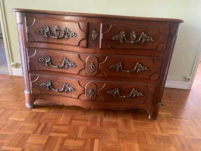 Commode à façade galbée et montants arrondis,...