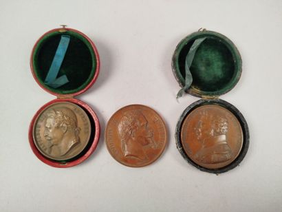 Réunion de médailles en bronze à patine brune...