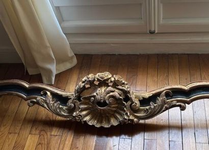 Paire de cantonnières en bois sculpté, laqué...
