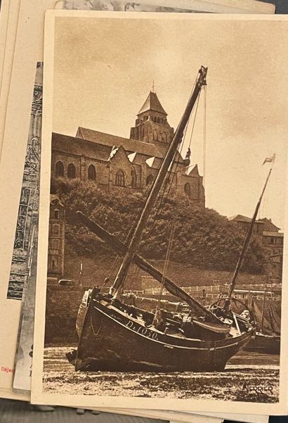 Environ cent-quatre-vingt dix cartes postales,...