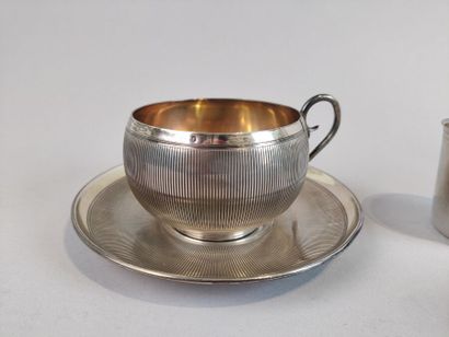 Ensemble en argent comprenant :
- Une tasse...
