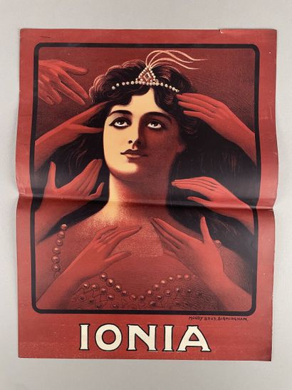 IONIA fond rouge avec mains.
Affiche non...