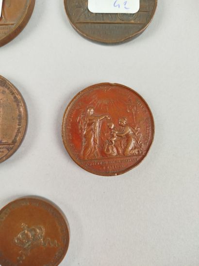 Réunion de médailles décoratives en bronze...