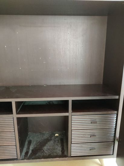 Cabinet en bois à deux portes et six tiroirs...