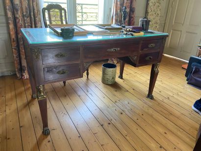Bureau en placage, ouvrant par cinq tiroirs,...