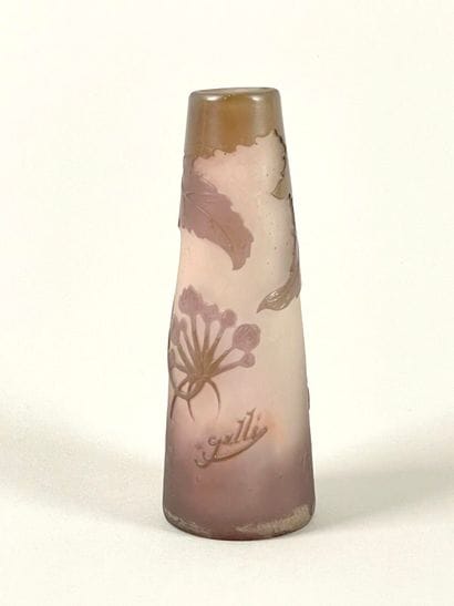 TRAVAIL FRANÇAIS.
Petit vase conique en verre...