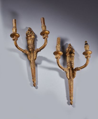 Paire d'appliques aux brandons en bois sculpté...