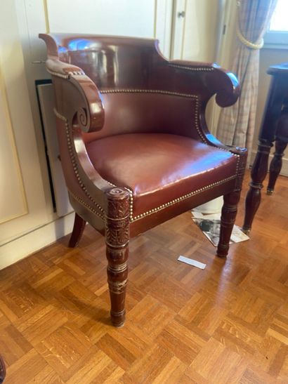 Fauteuil de bureau en bois teinté, le dossier...