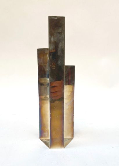 Vase en métal de style moderniste à trois...