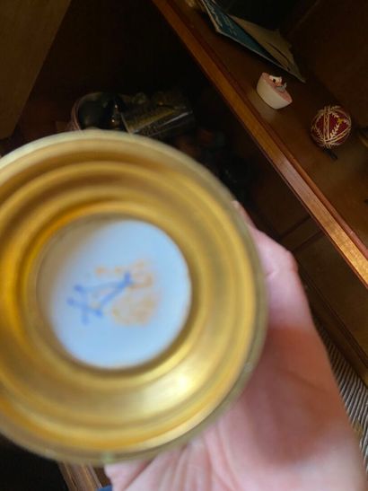Dans le goût de Sèvres.
Paire de petits vases...
