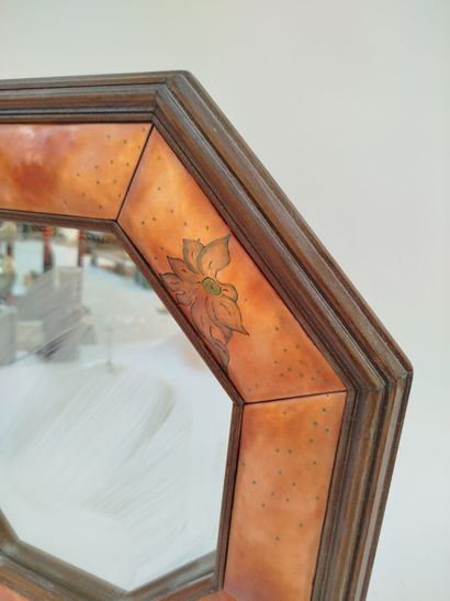 M. LARY.
Miroir octogonal.
Bois et métal...