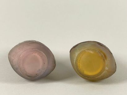 TRAVAIL FRANÇAIS.
Deux petits vases à col...