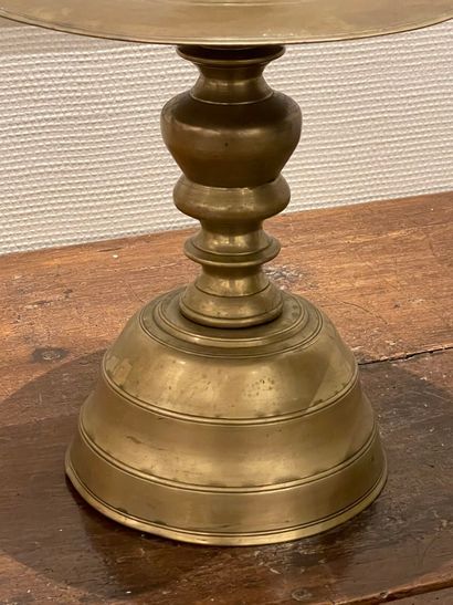Paire de grands bougeoirs en bronze, base...