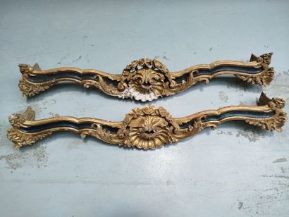 Paire de cantonnières en bois sculpté, laqué...