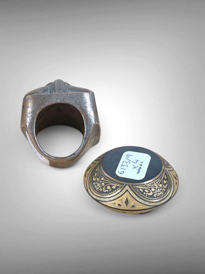 Lot de petits objets en bronze comprenant...