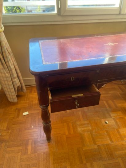 Bureau en acajou et placage d'acajou ouvrant...