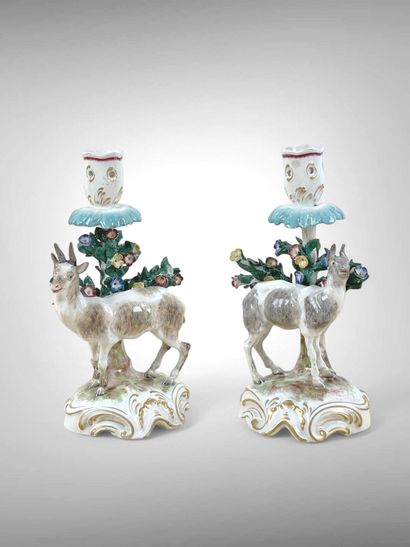 Dans le goût de MEISSEN.
Paire de flambeaux...
