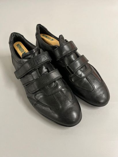 GEOX.
Paire de chaussures en cuir noir, semelles...