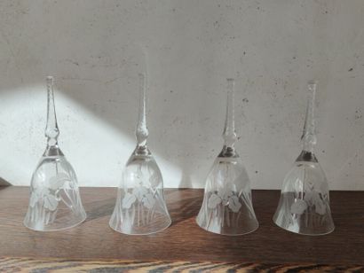 Suite de quatre cloches en cristal
