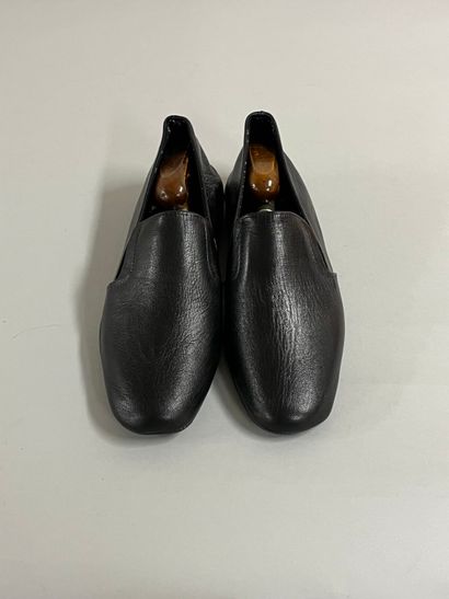 Paire de chaussures d'intérieur en cuir noir...