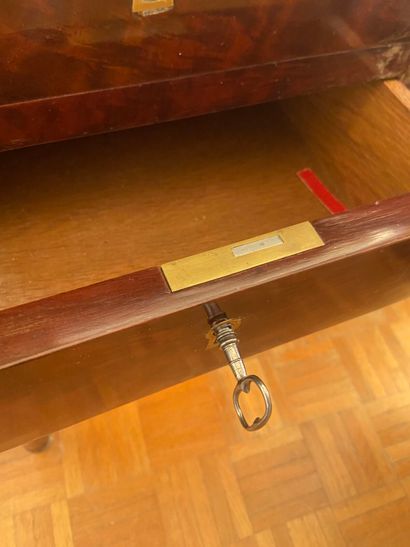 Bureau en acajou et placage d'acajou ouvrant...